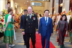 Le vice-Premier ministre Tran Hong Ha (droite) et l'ambassadeur de Russie au Vietnam, Gennady Stepanovich Bezdetko. Photo: VNA