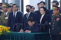 Le dirigeant lao Thongloun Sisoulith lors des cérémonies funéraires du secrétaire général Nguyen Phu Trong. Photo: VNA