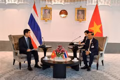 Wan Muhamad Noor Matha (à droite), président de l’Assemblée nationale thaïlandaise, également président de la Chambre des représentants, et l'ambassadeur du Vietnam en Thaïlande, Pham Viet Hung. Photo: VNA