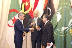 L'assistant du ministre des Affaires étrangères, Nguyen Minh Vu, l'ambassadeur du Maroc, Jamale Chouaibi, et l'ambassadeur de Palestine, Saadi Salama. Photo: VNA