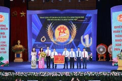 Le Comité populaire de Hanoï récompense le Service municipal de l'Éducation et de la Formation pour ses résultats notables dans les mouvements d'émulation. Photo: VNA