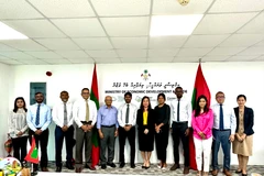 Ambassadrice Trinh Thi Tam (6e à partir de la droite) et délégués lors de l'événement. Photo: ambassade du Vietnam au Sri Lanka et aux Maldives.