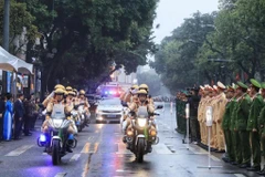 Déploiement de policiers de la circulation aux heures de pointe pour assurer la sécurité routière. Photo : VNA