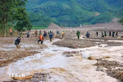 Des militaires recherchent les personnes portées disparues suite à un glissement de terrain à Lang Nu, commune de Phuc Khanh, district de Bao Yen, province de Lao Cai. Photo: VNA