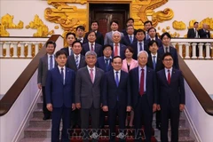 Le vice-Premier ministre Tran Luu Quang (premier rang, au milieu) et la délégation d'entreprises sud-coréennes. Photo: VNA
