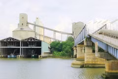 L'Association provinciale des entreprises et la société par actions VICEM Ha Long Cement testeront la classification et l'utilisation des déchets industriels et ménagers comme combustible pour les fours de production de ciment de l'usine. Photo: quangninh.gov.vn