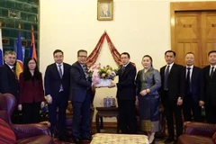 L'ambassadeur Dang Minh Khoi félicite l'ambassadeur du Laos à Moscou, Siphandone Oybuabuddy. Photo: VNA