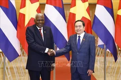 Le président de l'Assemblée nationale du Pouvoir populaire de Cuba, Esteban Lazo Hernández (gauche), et le président de l’Assemblée nationale, Tran Thanh Man. Photo: VNA