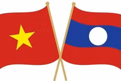 Drapeaux nationaux du Vietnam et du Laos. Photo : sggp.org.vn