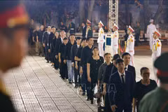 Des personnes font la queue pour rendre hommage au secrétaire général Nguyen Phu Trong. Photo: VNA