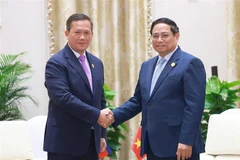 Le Premier ministre Pham Minh Chinh (droite) et son homologue cambodgien, Samdech Hun Manet. Photo: VNA