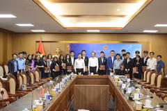 L'équipe vietnamienne et des représentants du ministère de l'Education et de la Formation, le 9 mai à Hanoï. Photo: vtv.vn