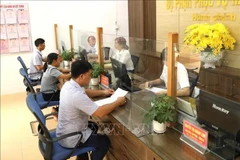 Des gens se rendent au Service Administratif de la commune Viet Thanh (district de Tran Yen, province de Yen Bai) pour effectuer les démarches administratives. Photo: VNA