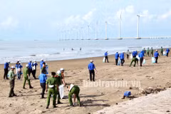 Une campagne de ramassage de déchets à la plage à Tra Vinh. Photo: baotravinh.vn