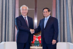 Le Premier ministre Pham Minh Chinh (droite) et Zhang Guoqing, membre du Bureau politique du Parti communiste chinois (PCC) et vice-Premier ministre du Conseil des Affaires d'État chinois. Photo: VNA