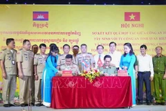 Signature d'un procès-verbal de coopération contre la criminalité dans les zones frontalières entre la Police provinciale de Tay Ninh et la Police provinciale de Svay Rieng. Photo: VNA