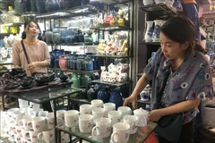 Au marché du village de la céramique de Bat Trang, Gia Lam, Hanoï. Photo : VNA