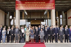 Le président de l'Assemblée nationale, Tran Thanh Man (premier rang, 9e à partir de la gauche), et les invités. Photo: VNA
