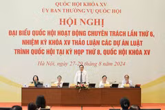 Le président de l'Assemblée nationale, Tran Thanh Man, et les vice-présidents de l'Assemblée nationale président la réunion. Photo: VNA