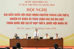 Le président de l'Assemblée nationale, Tran Thanh Man, et les vice-présidents de l'Assemblée nationale président la réunion. Photo: VNA