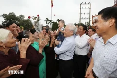 Le secrétaire général Nguyen Phu Trong avec des habitants du village de Thuong Dien, commune de Vinh Quang, district de Vinh Bao, ville de Hai Phong. Photo: VNA