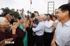 Le secrétaire général Nguyen Phu Trong avec des habitants du village de Thuong Dien, commune de Vinh Quang, district de Vinh Bao, ville de Hai Phong. Photo: VNA