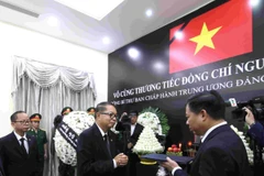 Kuy Sophal, ministre d’État chargé des Affaires générales auprès du ministère du Palais royal, remet une lettre de condoléances du roi Norodom Sihamoni à l'ambassadeur vietnamien au Cambodge, Nguyen Huy Tang. Photo: VNA