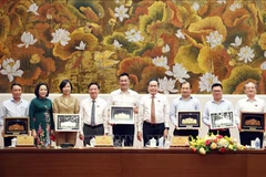 Le président de l'Assemblée nationale, Tran Thanh Man, offre des souvenirs aux dirigeants des organes de presse lors de la rencontre. Photo: VNA