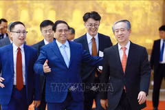 Le Premier ministre Pham Minh Chinh et l'ambassadeur de Chine au Vietnam, Xiong Bo. Photo: VNA