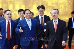 Le Premier ministre Pham Minh Chinh et l'ambassadeur de Chine au Vietnam, Xiong Bo. Photo: VNA