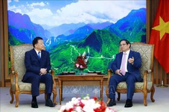 Le Premier ministre Pham Minh Chinh (droite) et Shindo Yoshitaka, ministre japonais chargé de l'Accord de partenariat transpacifique global et progressiste (CPTPP). Photo: VNA