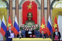 Le président To Lam et le président russe Vladimir Poutine à l'échange de documents signés entre les deux pays. Photo: VNA