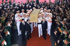 Des dirigeants du Parti et de l'État portent le cercueil du secrétaire général Nguyen Phu Trong. Photo : VNA