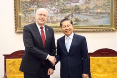 Le vice-ministre du Travail, des Invalides et des Affaires sociales, Lê Tan Dung, et l'ambassadeur de Finlande au Vietnam, Keijo Norvanto. Photo: molisa.gov.vn