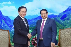 Le Premier ministre Pham Minh Chinh (droite) et le gouverneur de la préfecture japonaise de Kanagawa, Kuroiwa Yuji. Photo: VNA