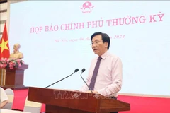 Le ministre et chef du Bureau gouvernemental, Tran Van Son, porte-parole du gouvernement, préside la conférence de presse, le 6 juillet 2024 à Hanoï. Photo: VGP