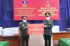 Les gardes-frontières de Quang Binh offrent des fournitures médicales à leurs homologues lao