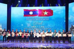 Remise des prix du concours d'étude sur les relations Vietnam-Laos 2022 