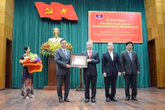 Le Laos remet une distinction honorifique à Thua Thien-Hue