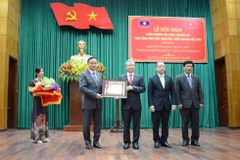 Le Laos remet une distinction honorifique à Thua Thien-Hue