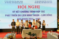 Ninh Thuan et Lam Dong signent un programme de coopération dans le développement du tourisme 