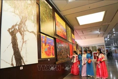 Des peintures d'artistes vietnamiens et sud-coréens exposées à Hanoï