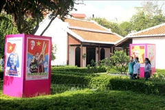 Exposition d’affiches sur le départ du président Ho Chi Minh pour trouver la voie de salut national