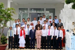Noël : le président du FPV rend visite à des dignitaires religieux de Phan Thiet 