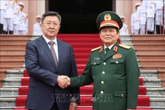 Le ministre de la Défense de la Mongolie en visite officielle au Vietnam
