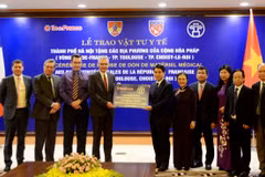 COVID-19: le Vietnam remet des équipements médicaux à des localités françaises 