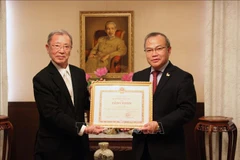 Remise du certificat de mérite à un collectionneur d'art japonais