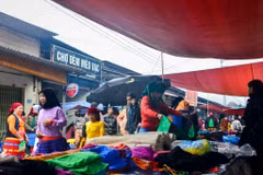 Marché dominical de Meo Vac, une destination attrayante pour les touristes