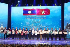 Remise des prix du concours sur l'histoire des relations spéciales Vietnam-Laos 2022