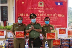 Le Vietnam remet des équipements médicaux au Laos pour lutter contre le COVID-19